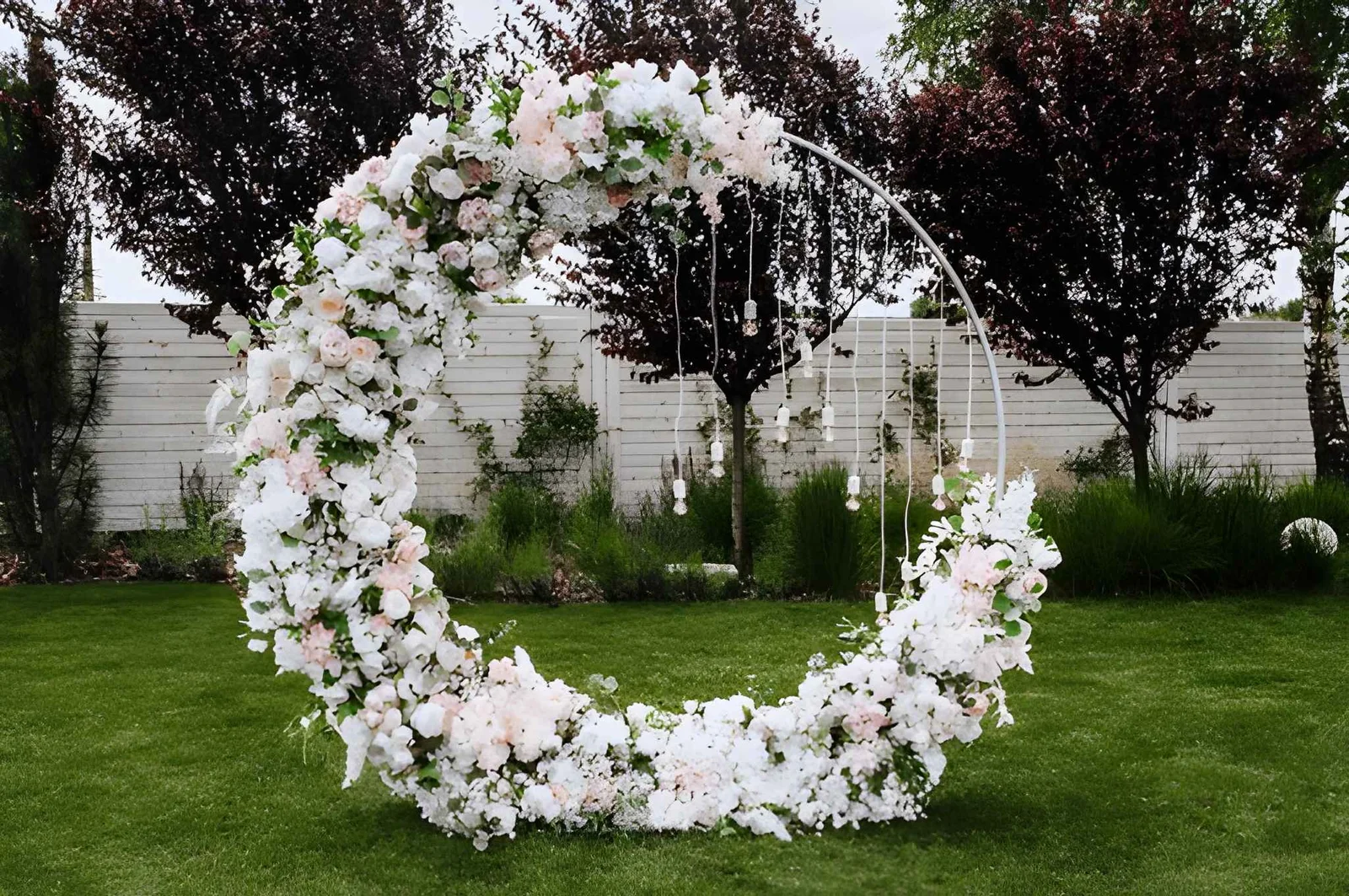 How to Decorate a Wedding Arch?